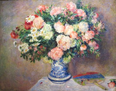 Blumenstrauß aus Chrysanthemen und ein japanischer Fächer von Pierre Auguste Renoir